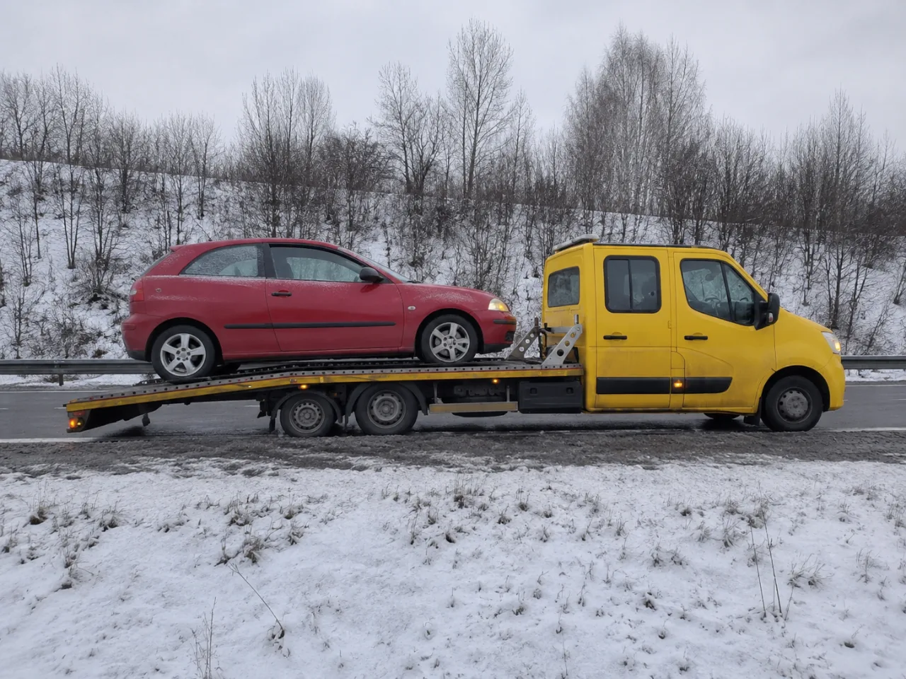 Holowanie auta na lawecie w śniegu – Olkusz