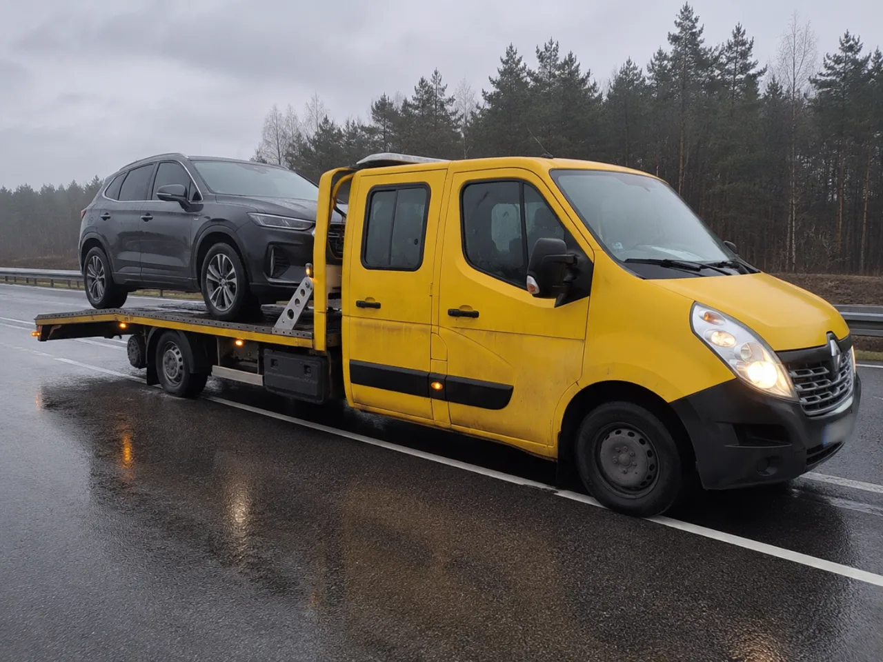 Holowanie SUV-a na lawecie w deszczu – AutoHol-Nowak Pomoc Drogowa Olkusz
