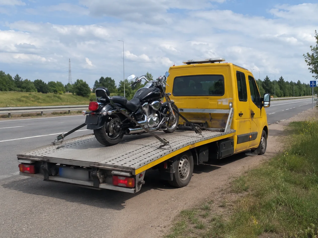 Transport motocykla na lawecie przy drodze – Olkusz
